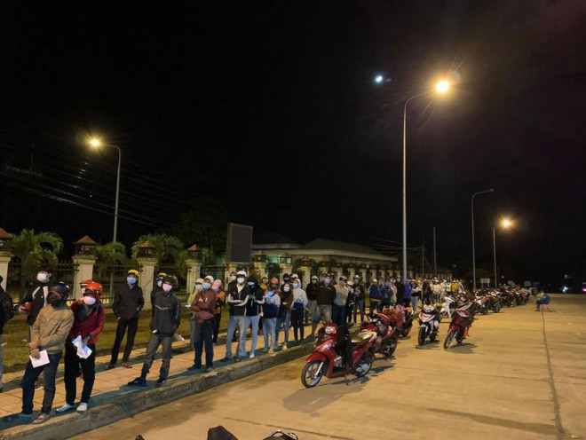 Giãn cách 19 tỉnh, người dân có được rời TP.HCM về quê? - 2