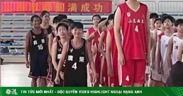 Cô gái 14 tuổi cao hơn 2m khiến bạn bè đứng cạnh như người tí hon - Vimarsana News