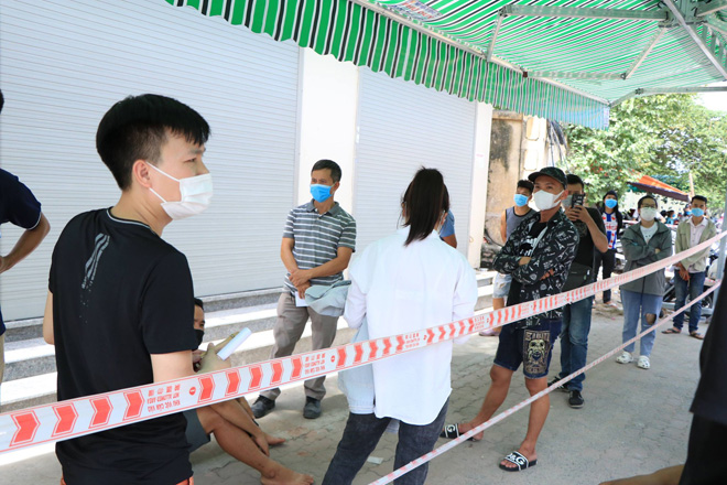“Biển người” chen chân chờ xét nghiệm COVID-19 ở Hà Nội: Đơn vị tổ chức nói gì? - 2