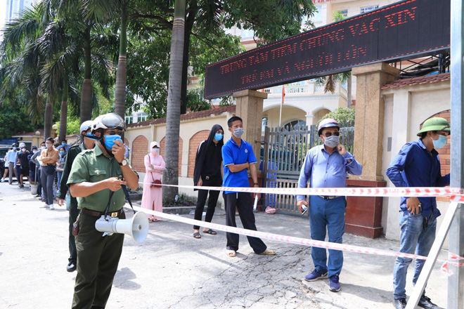 “Biển người” chen chân chờ xét nghiệm COVID-19 ở Hà Nội: Đơn vị tổ chức nói gì? - 3