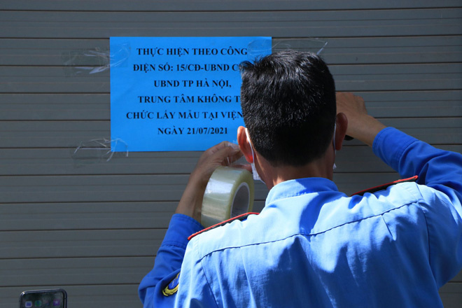 “Biển người” chen chân chờ xét nghiệm COVID-19 ở Hà Nội: Đơn vị tổ chức nói gì? - 5