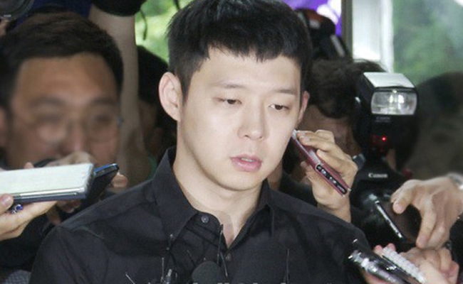 Năm 2016, Park Yoochun vướng phải cáo buộc xâm hại tình dục gây chấn động Hàn Quốc. Sự việc bùng lên khi một người phụ nữ họ Lee khởi kiện nam diễn viên đã xâm hại tình dục cô trong nhà vệ sinh quán bar. Sau đó có thêm 3 nhân chứng đứng ra tố cáo anh có hành động tương tự, địa điểm là phòng tắm/nhà vệ sinh cơ sở giải trí. Tuy nhiên, Yoochun được tuyên bố vô tội. 
