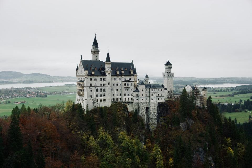 Chiêm ngưỡng 10 lâu đài đẹp như mộng ở châu Âu - 1