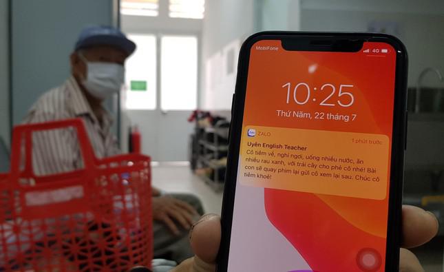 Bà lão xin… nghỉ học để cùng chồng đi chích ngừa vắc xin COVID-19 - 3