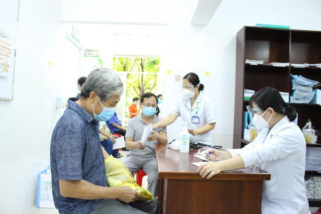 Bà lão xin… nghỉ học để cùng chồng đi chích ngừa vắc xin COVID-19 - 4