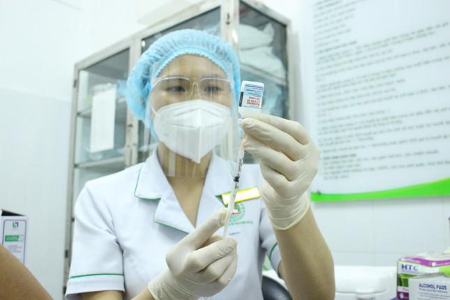 Bà lão xin… nghỉ học để cùng chồng đi chích ngừa vắc xin COVID-19 - 7