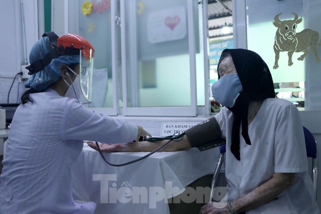 Cháu hơn 60 tuổi đưa bà 102 tuổi đi tiêm vắc xin COVID-19 - 6