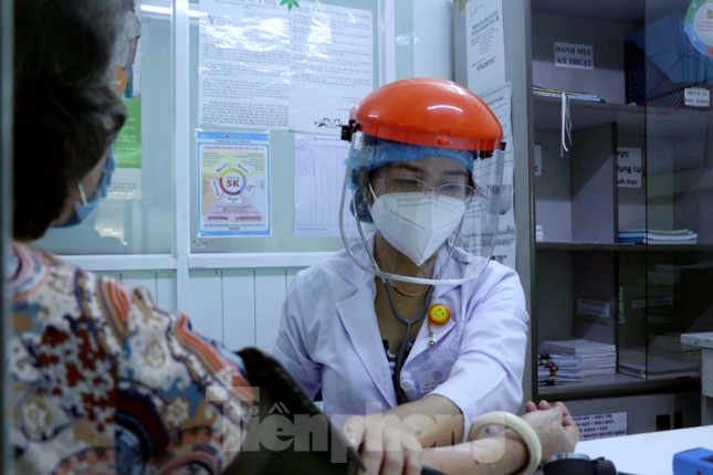 Cháu hơn 60 tuổi đưa bà 102 tuổi đi tiêm vắc xin COVID-19 - 3