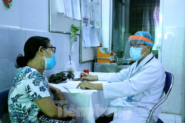 Cháu hơn 60 tuổi đưa bà 102 tuổi đi tiêm vắc xin COVID-19 - 4