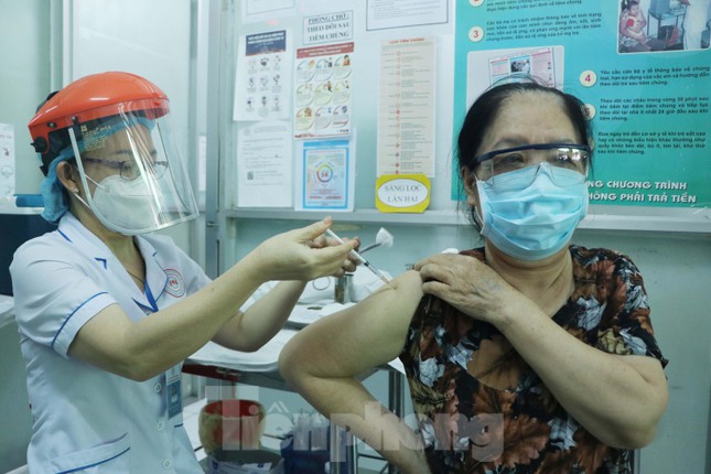 Cháu hơn 60 tuổi đưa bà 102 tuổi đi tiêm vắc xin COVID-19 - 5