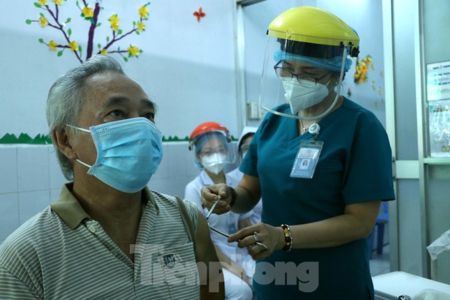 Cháu hơn 60 tuổi đưa bà 102 tuổi đi tiêm vắc xin COVID-19 - 9