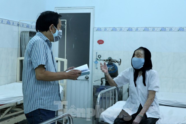 Cháu hơn 60 tuổi đưa bà 102 tuổi đi tiêm vắc xin COVID-19 - 8