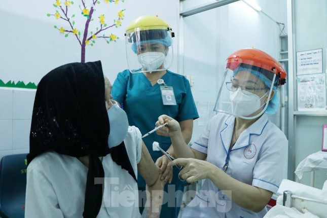 Cháu hơn 60 tuổi đưa bà 102 tuổi đi tiêm vắc xin COVID-19 - 7