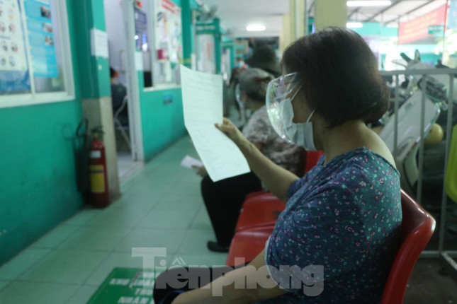 Cháu hơn 60 tuổi đưa bà 102 tuổi đi tiêm vắc xin COVID-19 - 2