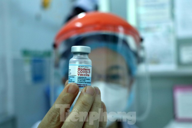 Cháu hơn 60 tuổi đưa bà 102 tuổi đi tiêm vắc xin COVID-19 - 14