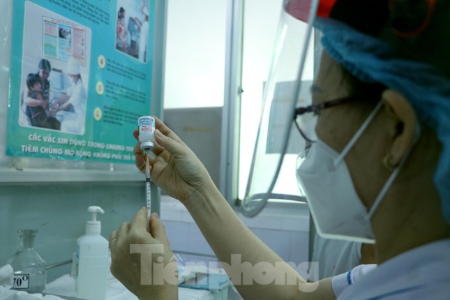 Cháu hơn 60 tuổi đưa bà 102 tuổi đi tiêm vắc xin COVID-19 - 12