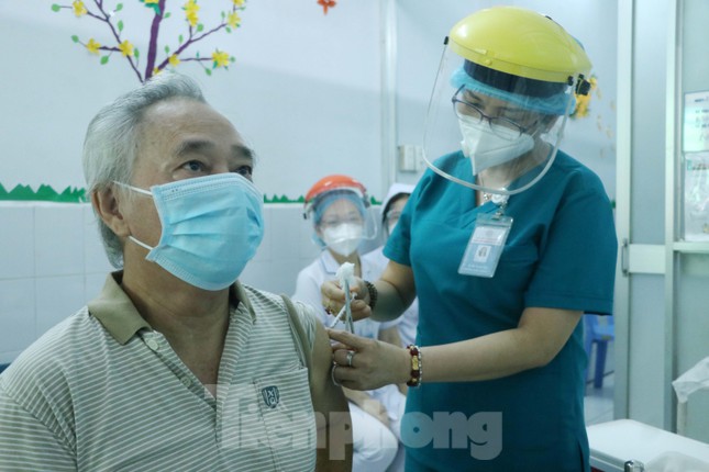 Cháu hơn 60 tuổi đưa bà 102 tuổi đi tiêm vắc xin COVID-19 - 13