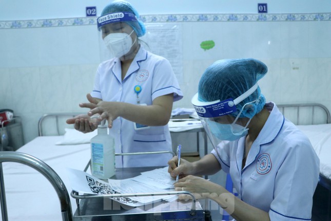 Cháu hơn 60 tuổi đưa bà 102 tuổi đi tiêm vắc xin COVID-19 - 11