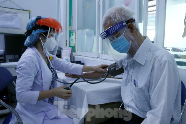 Cháu hơn 60 tuổi đưa bà 102 tuổi đi tiêm vắc xin COVID-19 - 10