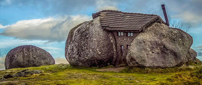 Ngôi nhà nằm trong tảng đá độc nhất vô nhị ở Bồ Đào Nha - 1