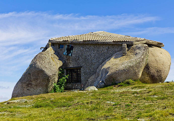 Ngôi nhà nằm trong tảng đá độc nhất vô nhị ở Bồ Đào Nha - 6