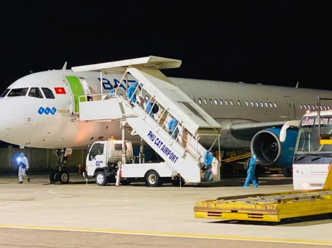 Hai người từ TP HCM về Bình Định trên chuyến bay miễn phí đầu tiên mắc Covid-19 - 2