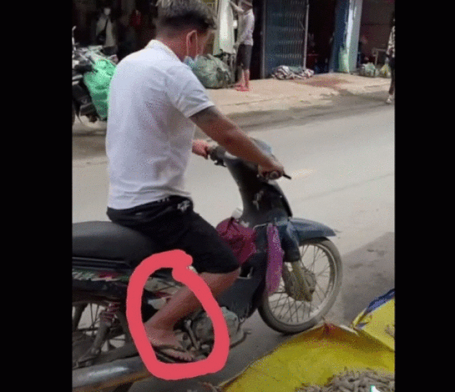 Video: Phì cười thanh niên đạp gãy gác để chân xe vì nhầm là cần khởi động - 1