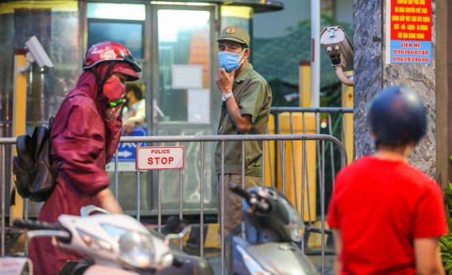 CLIP: Phong toả 2 toà chung cư với hơn 4.000 cư dân liên quan 3 ca dương tính SARS-CoV-2 - 2