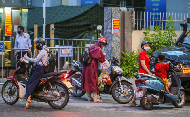 CLIP: Phong toả 2 toà chung cư với hơn 4.000 cư dân liên quan 3 ca dương tính SARS-CoV-2 - 5