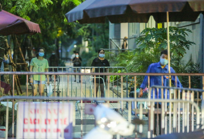 CLIP: Phong toả 2 toà chung cư với hơn 4.000 cư dân liên quan 3 ca dương tính SARS-CoV-2 - 10