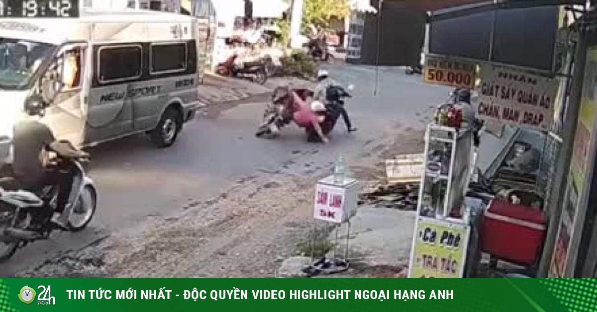 Clip: Lái xe như chơi trò "ú òa", nữ tài xế bị tông ngã ngửa - Vimarsana News