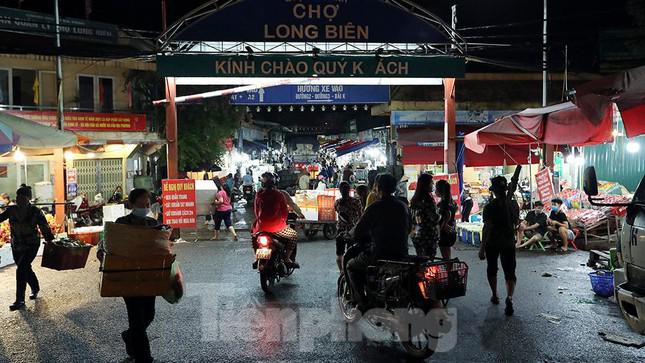Chợ đêm Long Biên tấp nập trước giờ Hà Nội cách ly chống dịch COVID-19 - 2