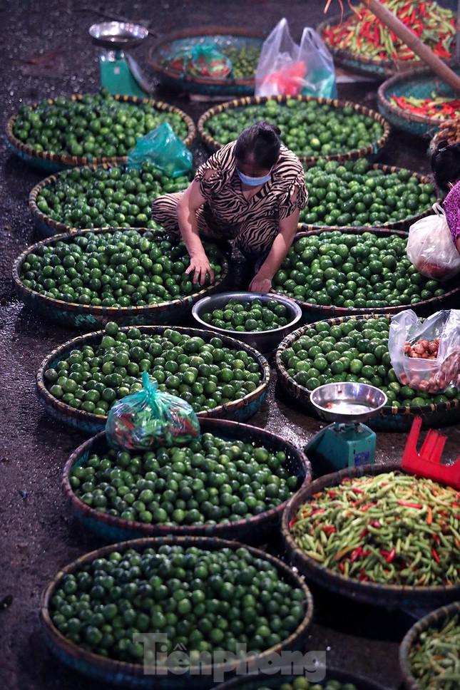 Chợ đêm Long Biên tấp nập trước giờ Hà Nội cách ly chống dịch COVID-19 - 4