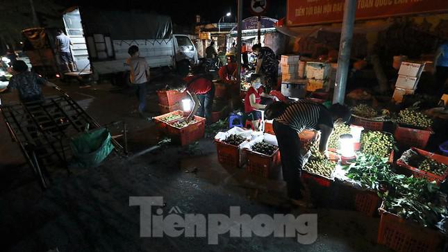 Chợ đêm Long Biên tấp nập trước giờ Hà Nội cách ly chống dịch COVID-19 - 7
