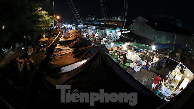 Chợ đêm Long Biên tấp nập trước giờ Hà Nội cách ly chống dịch COVID-19 - 11