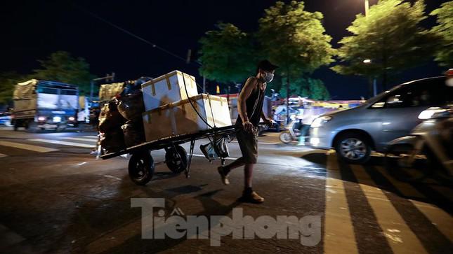Chợ đêm Long Biên tấp nập trước giờ Hà Nội cách ly chống dịch COVID-19 - 13
