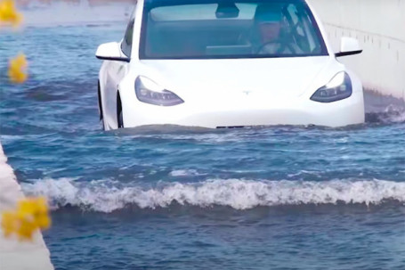 Xe điện Tesla Model 3 chạy xé lũ, lội nước như tàu ngầm