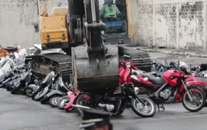 Dùng máy xúc nghiền nát, đập vỡ tan tành 100 xe máy - 1
