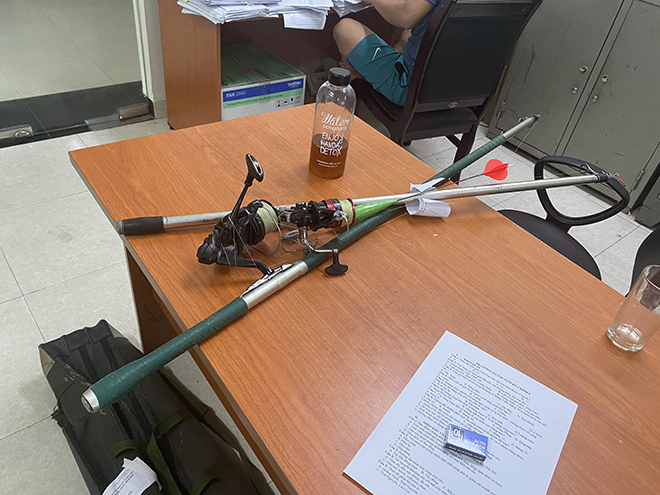 Hà Nội giãn cách, nhiều người vẫn tụ tập đi... câu cá - 2