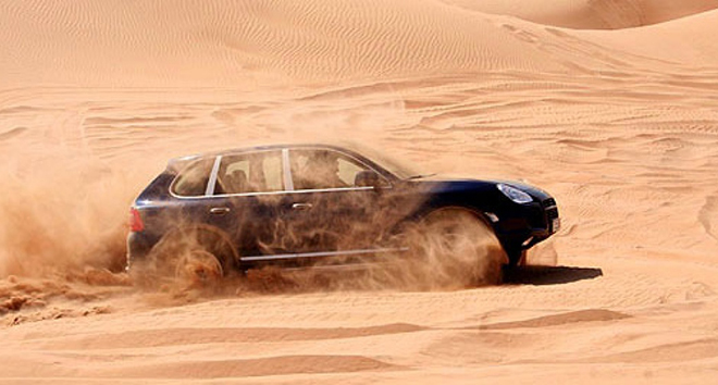 Cầm lái Porsche Cayenne off-road trên bãi cát và cái kết - 1