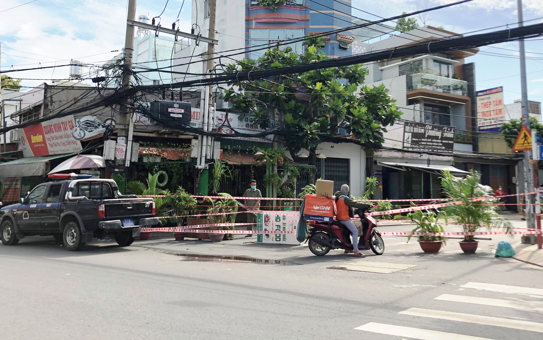 Ảnh: Muôn kiểu rào đường, dựng chốt chống dịch ở TP.HCM - 11