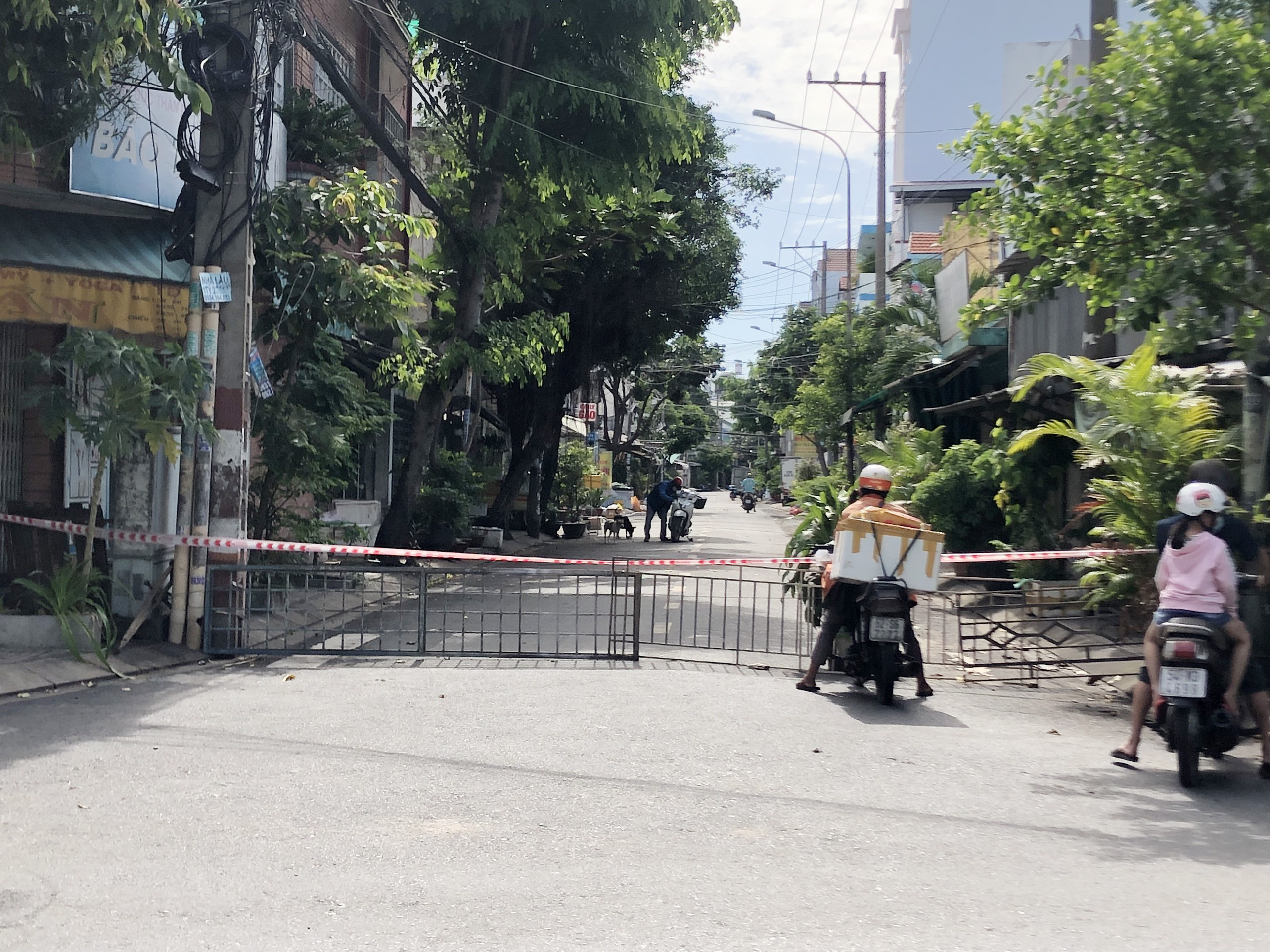 Ảnh: Muôn kiểu rào đường, dựng chốt chống dịch ở TP.HCM - 14