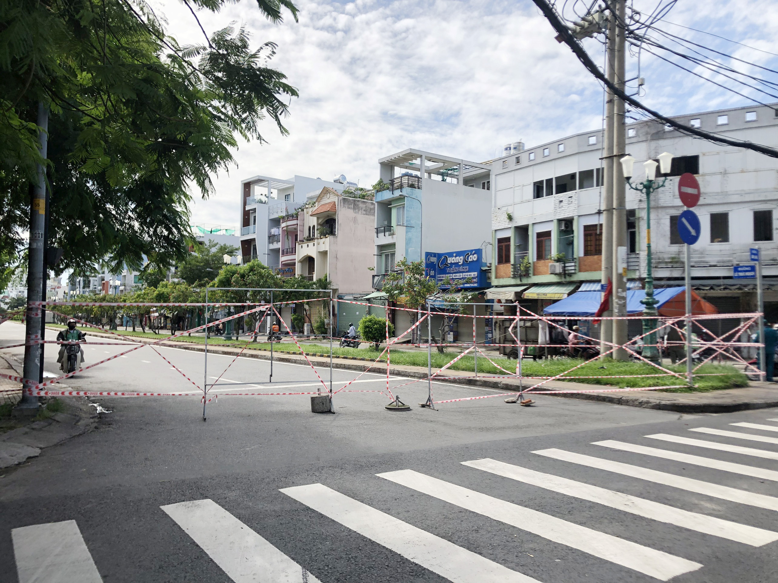 Ảnh: Muôn kiểu rào đường, dựng chốt chống dịch ở TP.HCM - 15