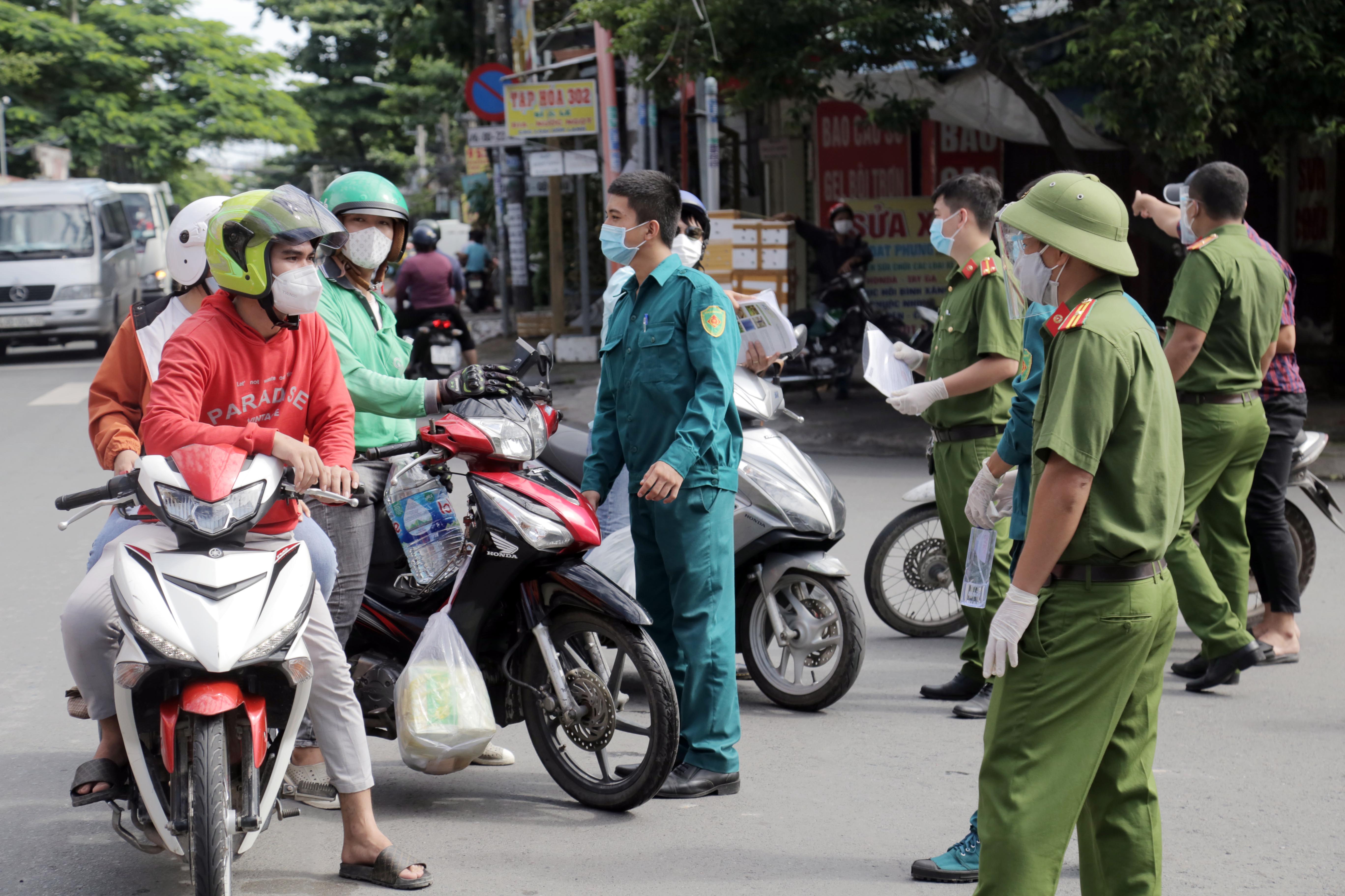 Ảnh: Muôn kiểu rào đường, dựng chốt chống dịch ở TP.HCM - 2
