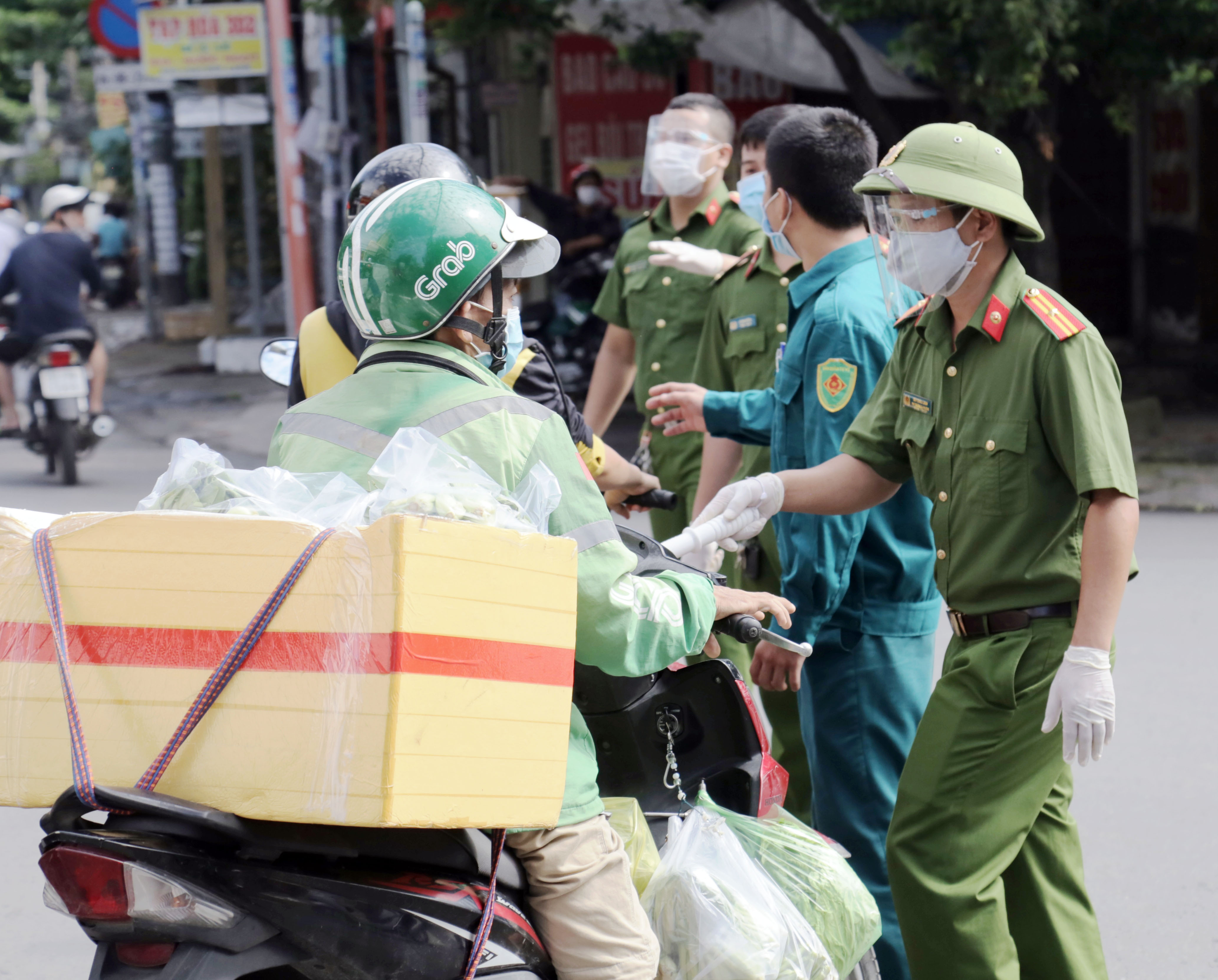 Ảnh: Muôn kiểu rào đường, dựng chốt chống dịch ở TP.HCM - 4
