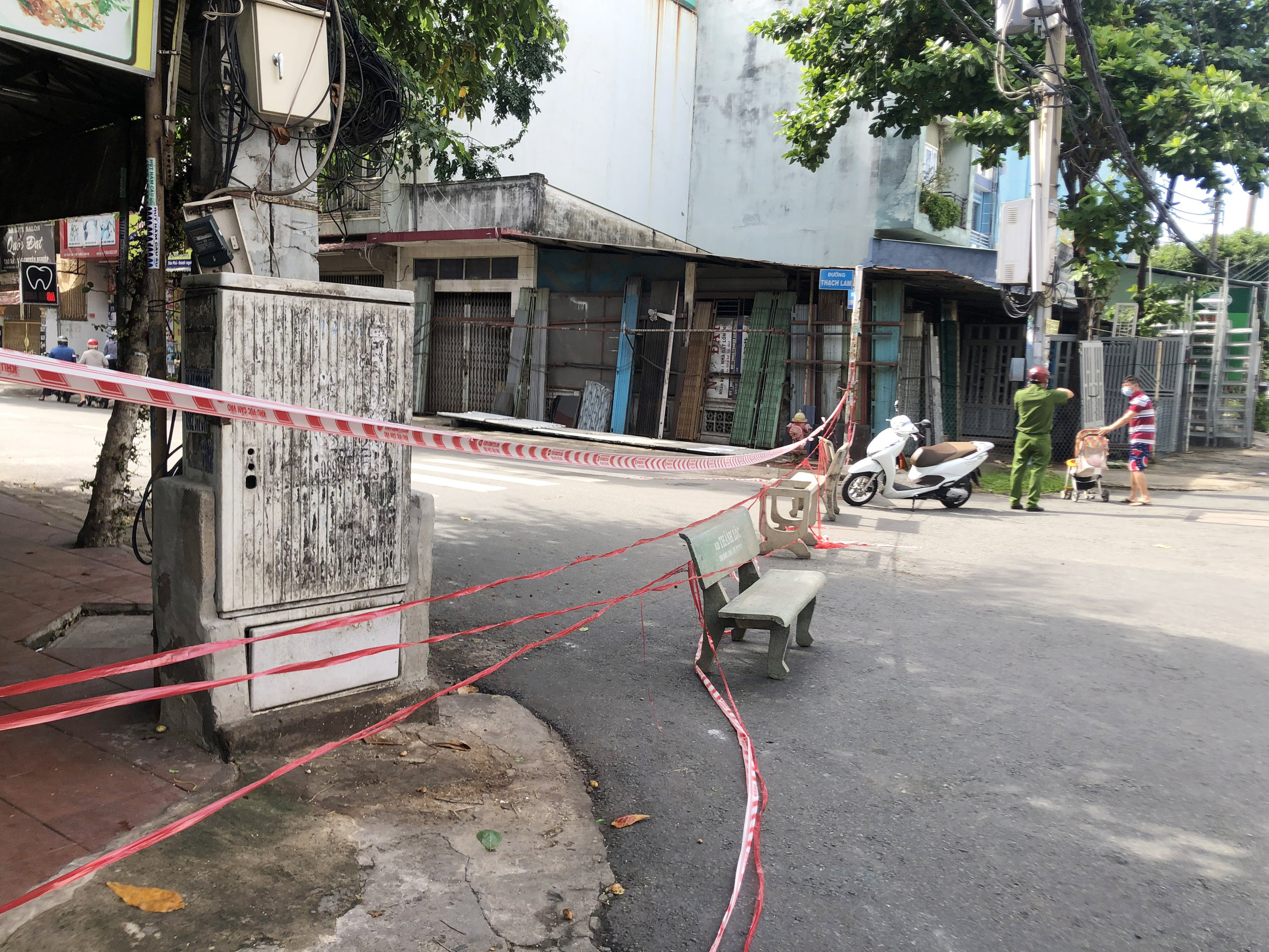 Ảnh: Muôn kiểu rào đường, dựng chốt chống dịch ở TP.HCM - 9