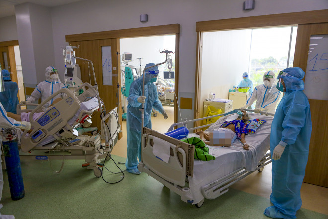 Hành trình giành lại sự sống ở "lằn ranh sinh tử" cho bệnh nhân COVID-19 - 6