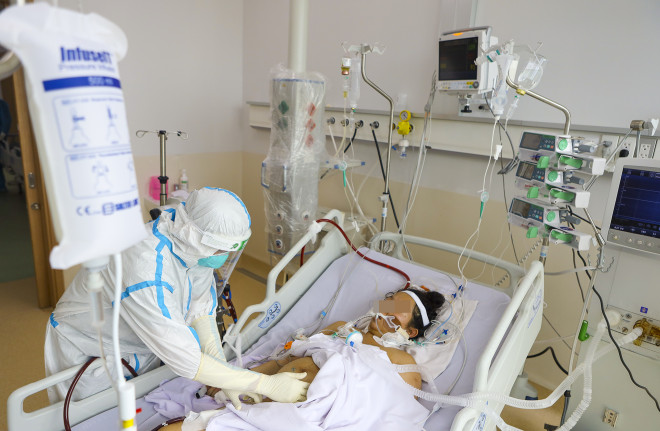 Hành trình giành lại sự sống ở "lằn ranh sinh tử" cho bệnh nhân COVID-19 - 4