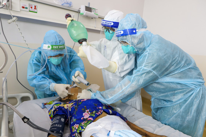 Hành trình giành lại sự sống ở "lằn ranh sinh tử" cho bệnh nhân COVID-19 - 7