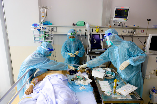 Hành trình giành lại sự sống ở "lằn ranh sinh tử" cho bệnh nhân COVID-19 - 9